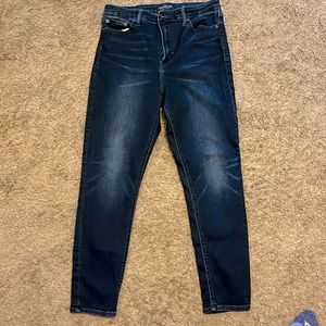 Women’s Lucky Brand skinny jeans size 12/31. Dark wash.